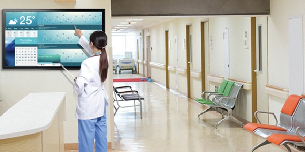 How Digital Signage in Healthcare Benefits Both the Patient and the Operator